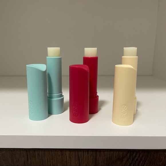 NWOT 3-Pack EOS 100% Natural/Organic Assorted Lipsticks Mint/Vanilla/Strawberry - Picture 3 of 7